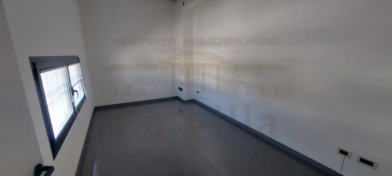 Affittasi ufficio di prestigio nel cuore di Piazzola sul Brenta, ideale per studi professionali o...