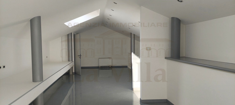 Affittasi ufficio di prestigio nel cuore di Piazzola sul Brenta, ideale per studi professionali o...