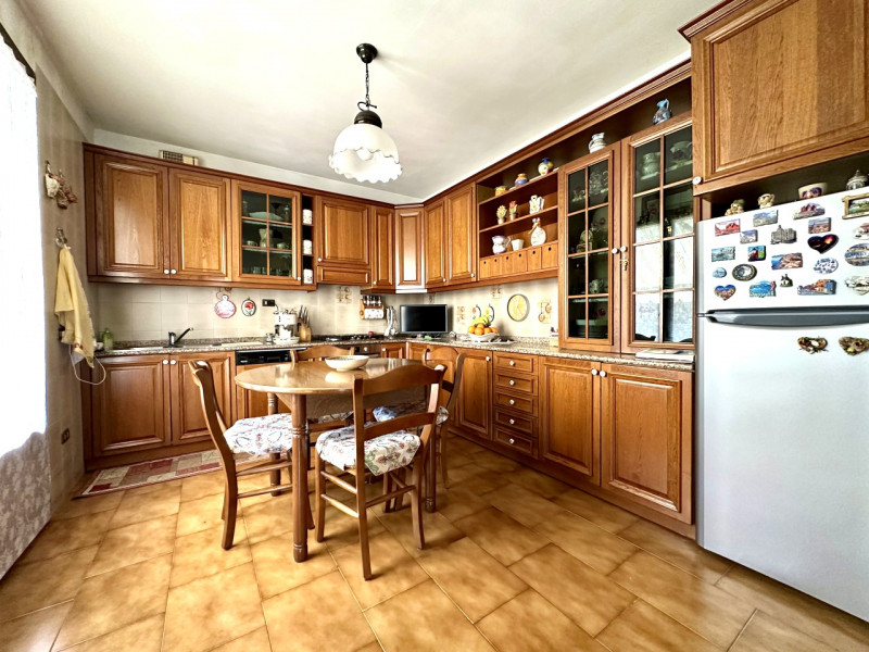 In centro paese, a due passi da tutti i servizi, proponiamo in vendita una porzione di bifamiliar...