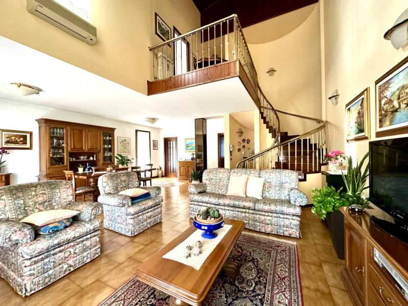 In centro paese, a due passi da tutti i servizi, proponiamo in vendita una porzione di bifamiliar...