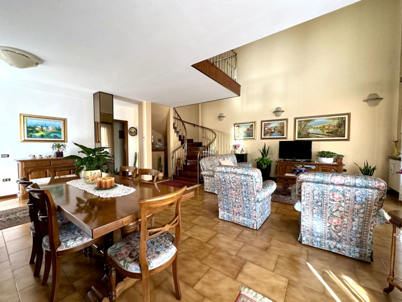 In centro paese, a due passi da tutti i servizi, proponiamo in vendita una porzione di bifamiliar...