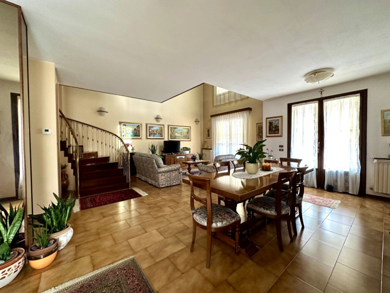 In centro paese, a due passi da tutti i servizi, proponiamo in vendita una porzione di bifamiliar...