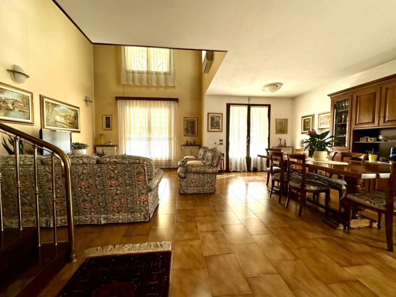 In centro paese, a due passi da tutti i servizi, proponiamo in vendita una porzione di bifamiliar...