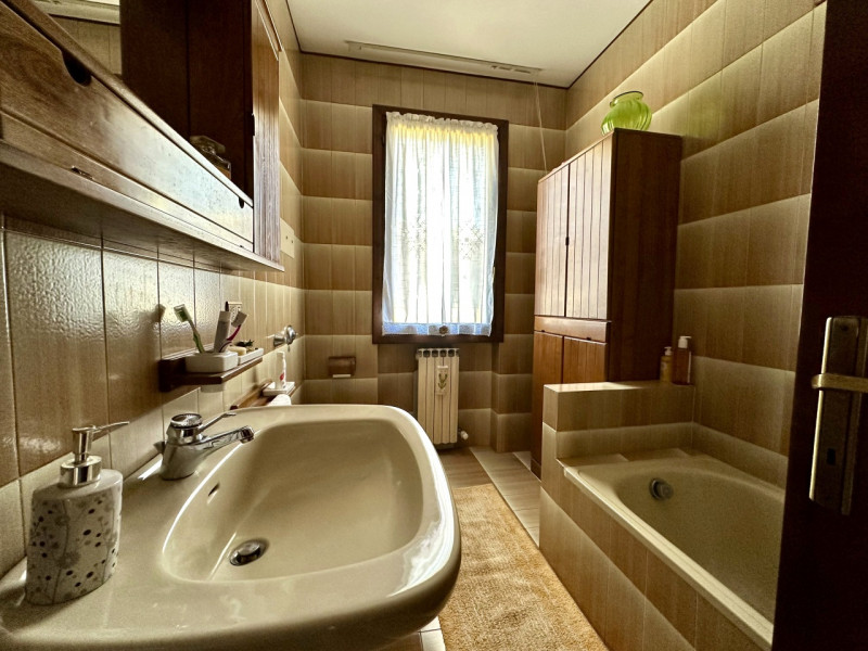 In centro paese, a due passi da tutti i servizi, proponiamo in vendita una porzione di bifamiliar...