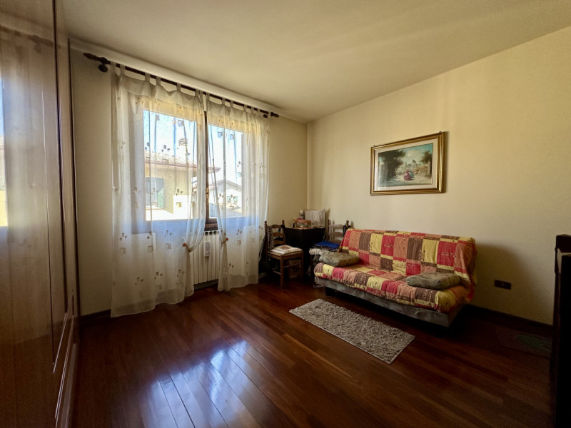 In centro paese, a due passi da tutti i servizi, proponiamo in vendita una porzione di bifamiliar...