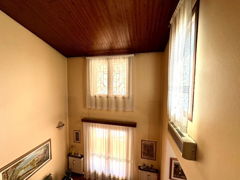 In centro paese, a due passi da tutti i servizi, proponiamo in vendita una porzione di bifamiliar...