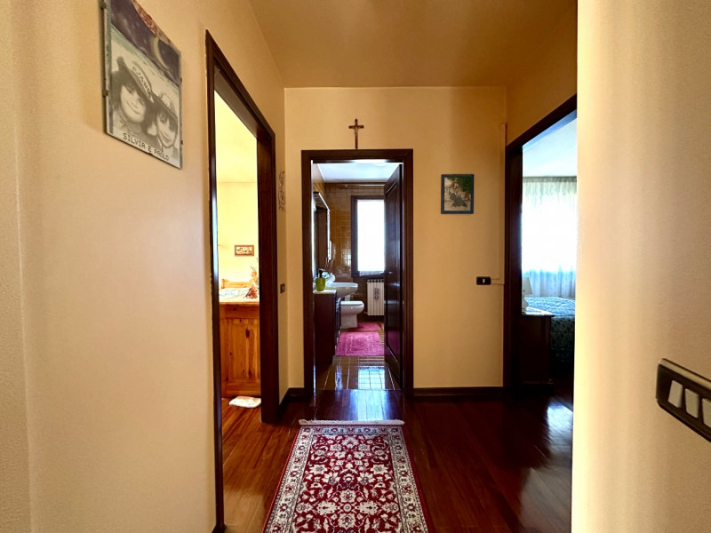 In centro paese, a due passi da tutti i servizi, proponiamo in vendita una porzione di bifamiliar...