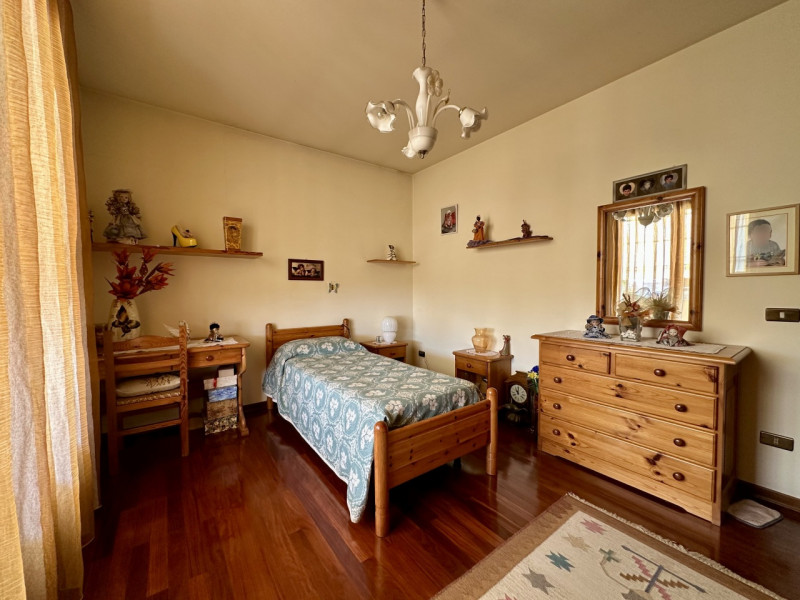 In centro paese, a due passi da tutti i servizi, proponiamo in vendita una porzione di bifamiliar...