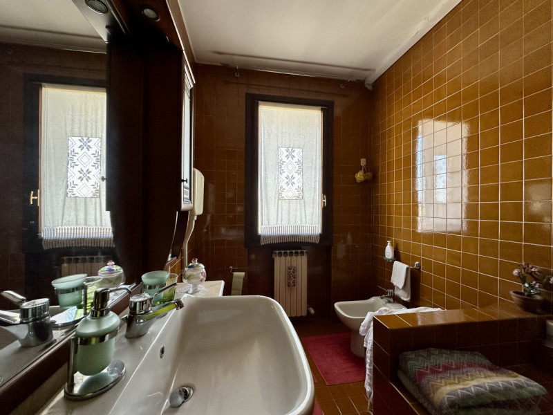 In centro paese, a due passi da tutti i servizi, proponiamo in vendita una porzione di bifamiliar...