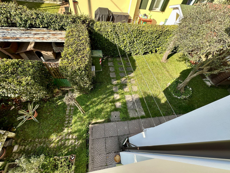 In centro paese, a due passi da tutti i servizi, proponiamo in vendita una porzione di bifamiliar...