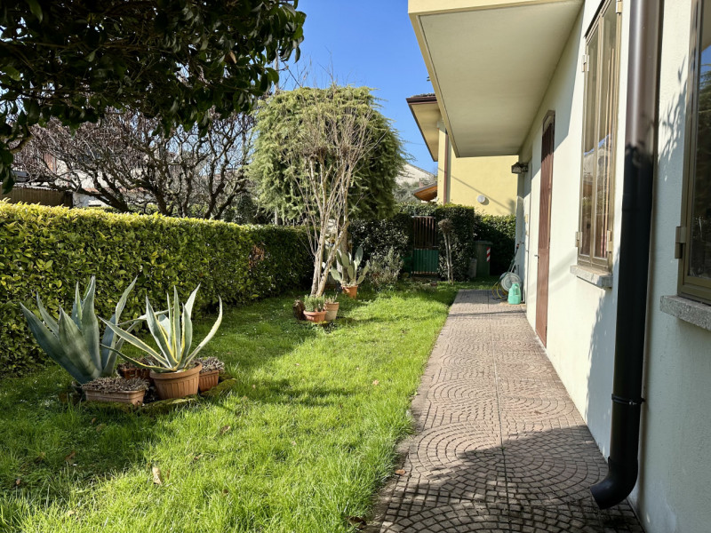 In centro paese, a due passi da tutti i servizi, proponiamo in vendita una porzione di bifamiliar...