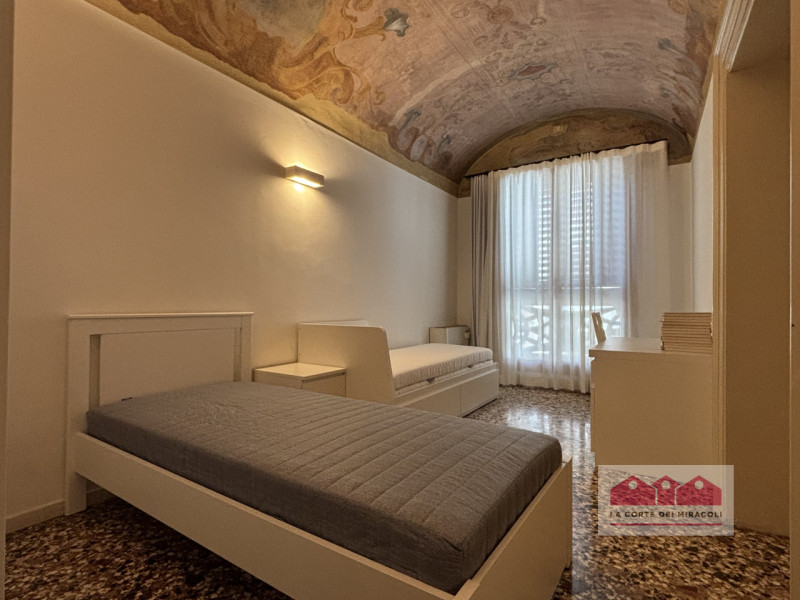 CONTRÀ PORTI: BICAMERE FINEMENTE ARREDATO IN PALAZZO STORICO. RIF. 2119 CANONE EURO 1.600/MESE+50...