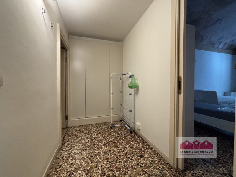 CONTRÀ PORTI: BICAMERE FINEMENTE ARREDATO IN PALAZZO STORICO. RIF. 2119X CANONE EURO 1.600/MESE+5...