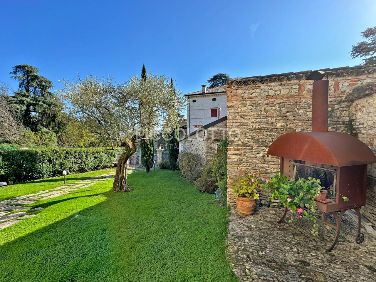 Villa ristrutturata con giardino