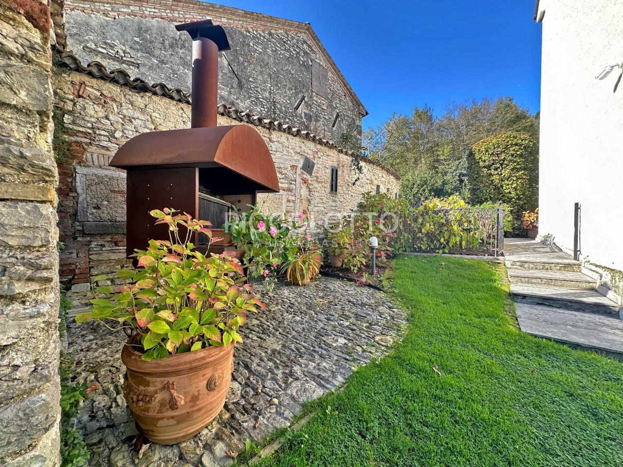 Villa ristrutturata con giardino