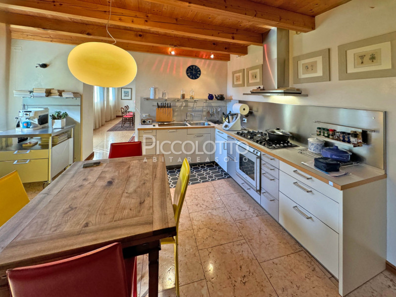 Rif. V5239 - Antica casa in pietra situata in pregevole contesto a pochi minuti da Asolo e nelle ...