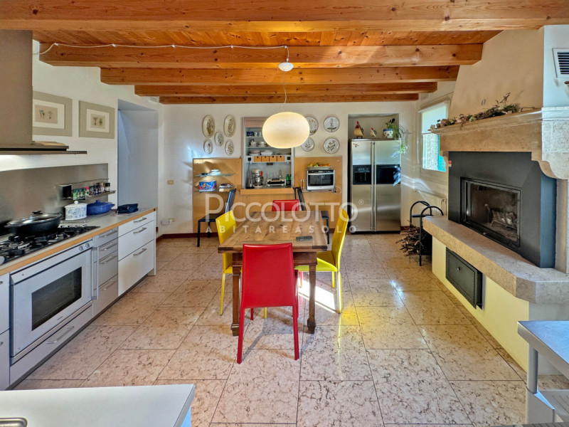 Rif. V5239 - Antica casa in pietra situata in pregevole contesto a pochi minuti da Asolo e nelle ...