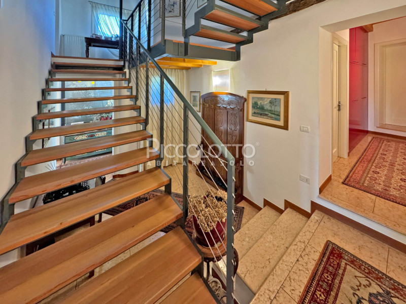 Rif. V5239 - Antica casa in pietra situata in pregevole contesto a pochi minuti da Asolo e nelle ...