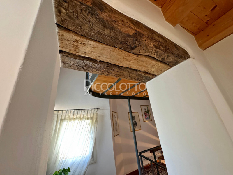 Rif. V5239 - Antica casa in pietra situata in pregevole contesto a pochi minuti da Asolo e nelle ...