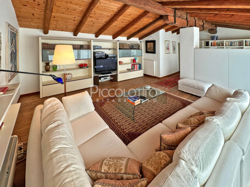 Rif. V5239 - Antica casa in pietra situata in pregevole contesto a pochi minuti da Asolo e nelle ...