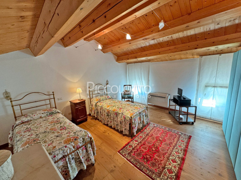 Rif. V5239 - Antica casa in pietra situata in pregevole contesto a pochi minuti da Asolo e nelle ...