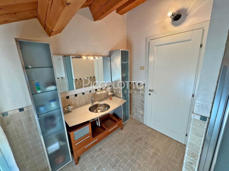 Rif. V5239 - Antica casa in pietra situata in pregevole contesto a pochi minuti da Asolo e nelle ...