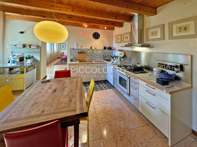 Rif. V5239 - Antica casa in pietra situata in pregevole contesto a pochi minuti da Asolo e nelle ...
