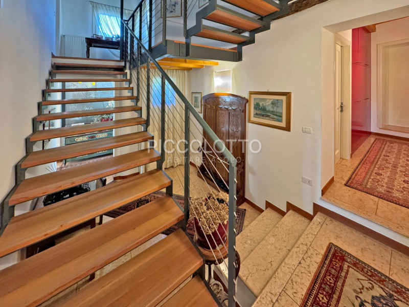 Rif. V5239 - Antica casa in pietra situata in pregevole contesto a pochi minuti da Asolo e nelle ...