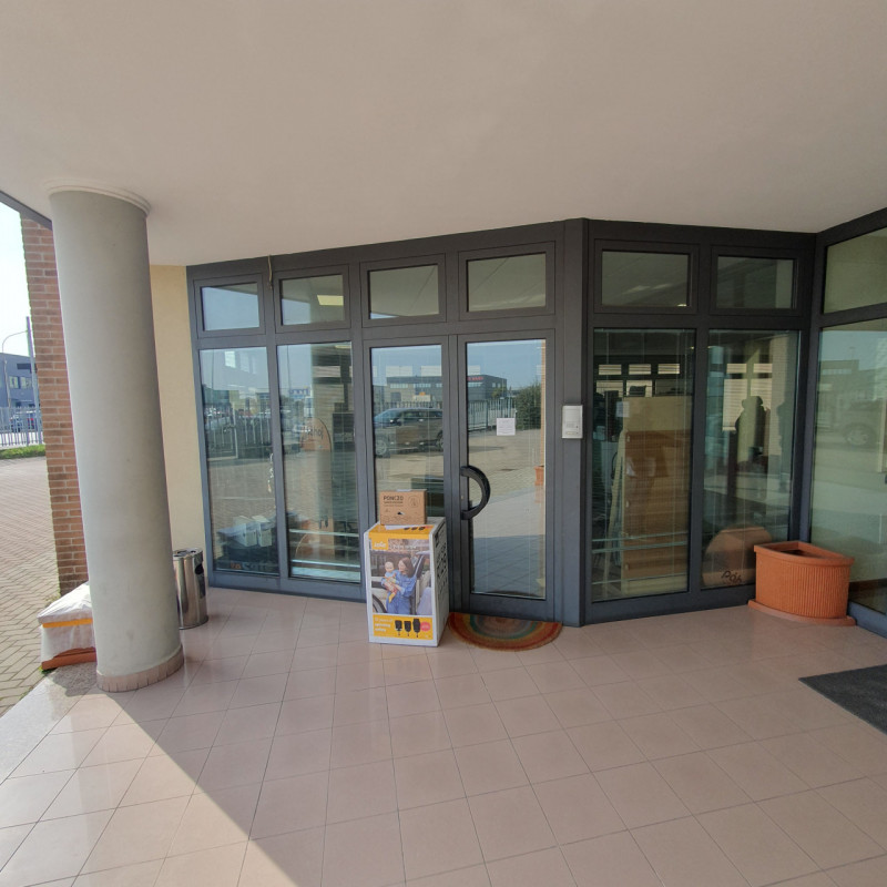 Se sei alla ricerca di un immobile commerciale che combini eleganza e funzionalità, non perdere q...