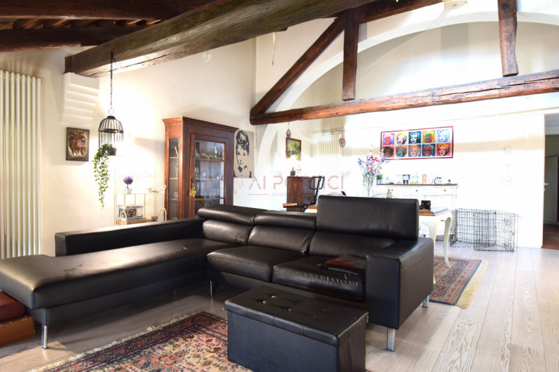 PIOVE DI SACCO - Nel pieno centro storico di Piove di Sacco, proponiamo un elegante appartamento ...