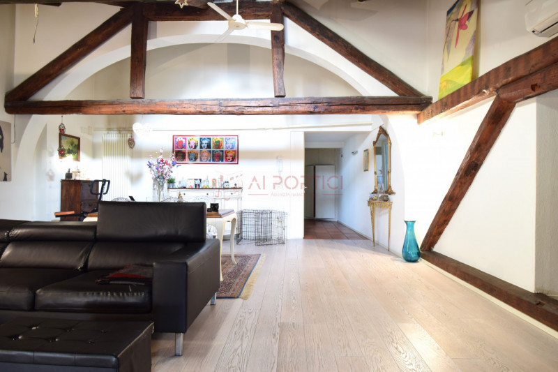 PIOVE DI SACCO - Nel pieno centro storico di Piove di Sacco, proponiamo un elegante appartamento ...