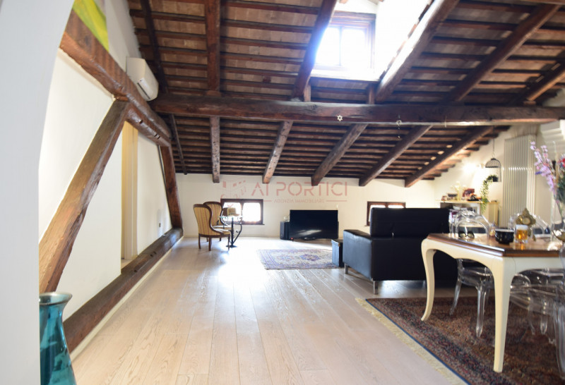 PIOVE DI SACCO - Nel pieno centro storico di Piove di Sacco, proponiamo un elegante appartamento ...