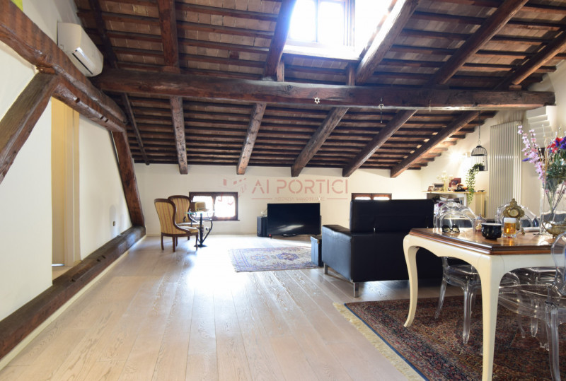 PIOVE DI SACCO - Nel pieno centro storico di Piove di Sacco, proponiamo un elegante appartamento ...