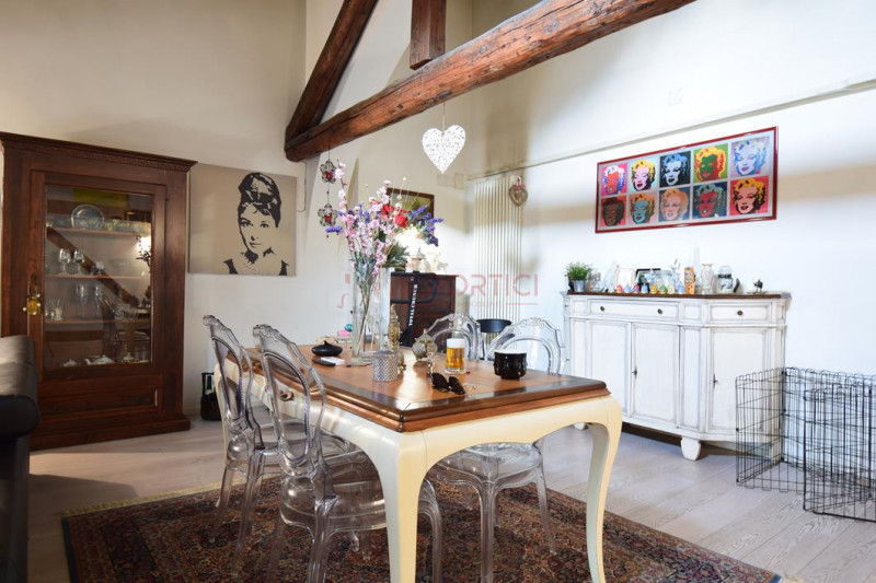 PIOVE DI SACCO - Nel pieno centro storico di Piove di Sacco, proponiamo un elegante appartamento ...