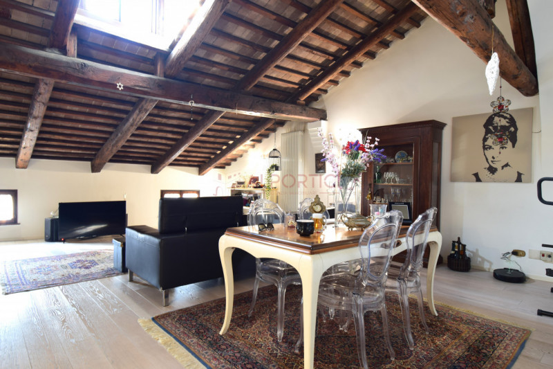 PIOVE DI SACCO - Nel pieno centro storico di Piove di Sacco, proponiamo un elegante appartamento ...