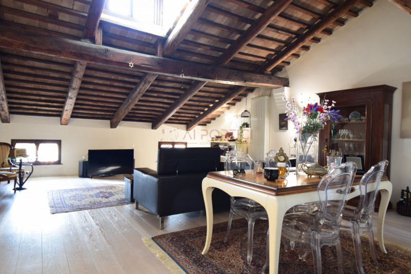 PIOVE DI SACCO - Nel pieno centro storico di Piove di Sacco, proponiamo un elegante appartamento ...