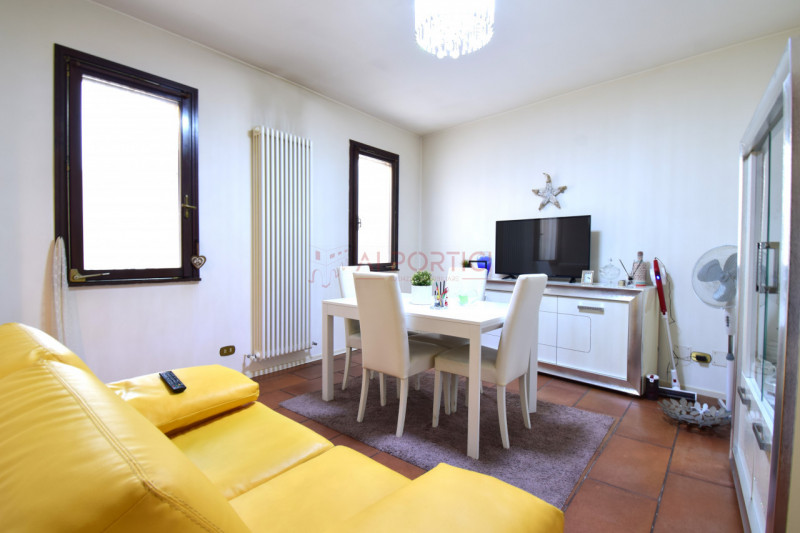 PIOVE DI SACCO - Nel pieno centro storico di Piove di Sacco, proponiamo un elegante appartamento ...