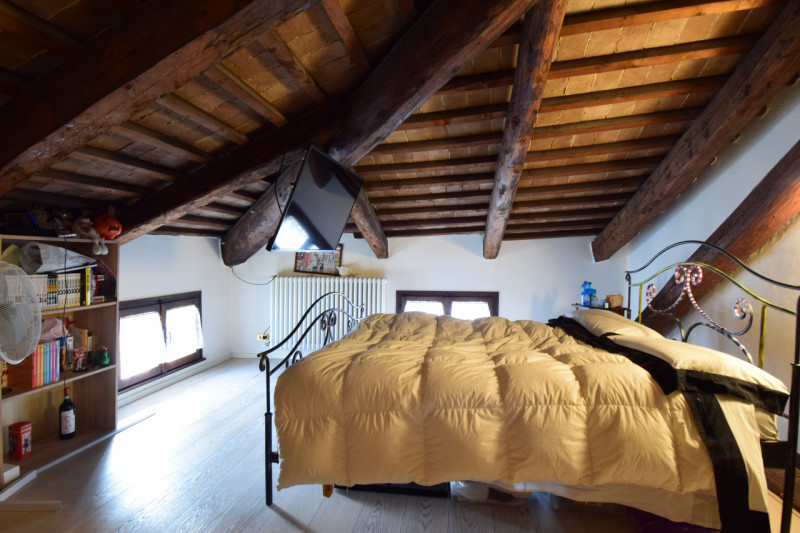 PIOVE DI SACCO - Nel pieno centro storico di Piove di Sacco, proponiamo un elegante appartamento ...