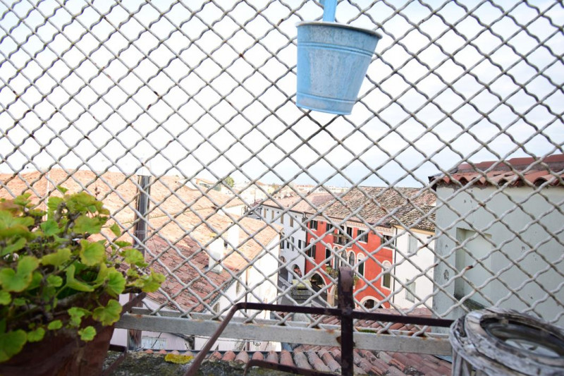 PIOVE DI SACCO - Nel pieno centro storico di Piove di Sacco, proponiamo un elegante appartamento ...