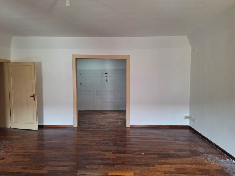 Centro Storico zona Savonarola ampio appartamento piano secondo da ARREDARE così composto: ingres...