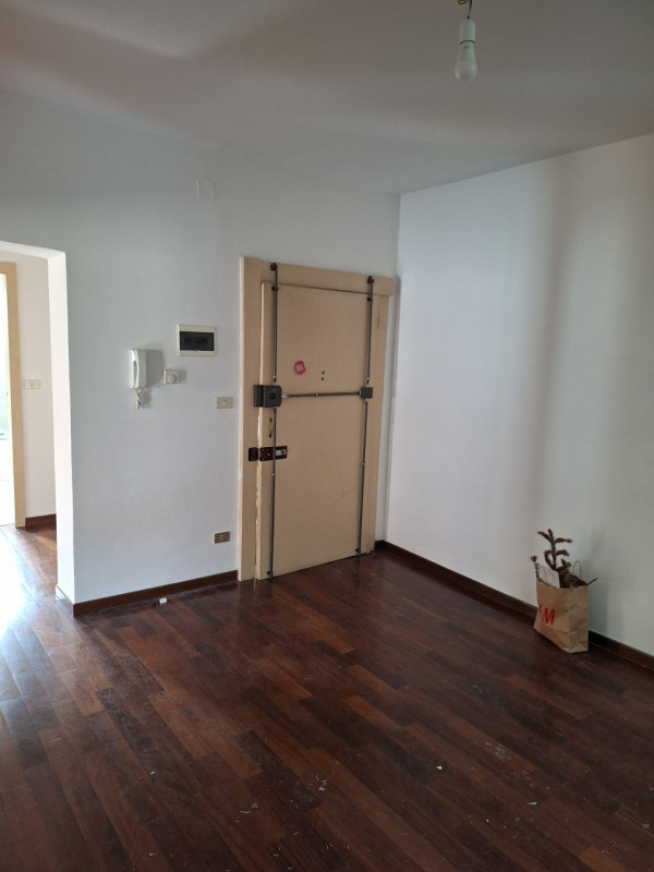 Centro Storico zona Savonarola ampio appartamento piano secondo da ARREDARE così composto: ingres...