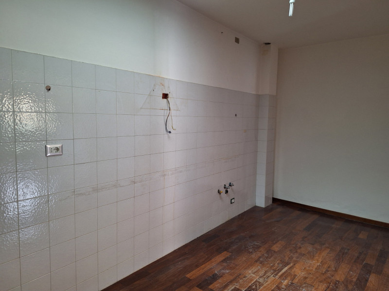 Centro Storico zona Savonarola ampio appartamento piano secondo da ARREDARE così composto: ingres...