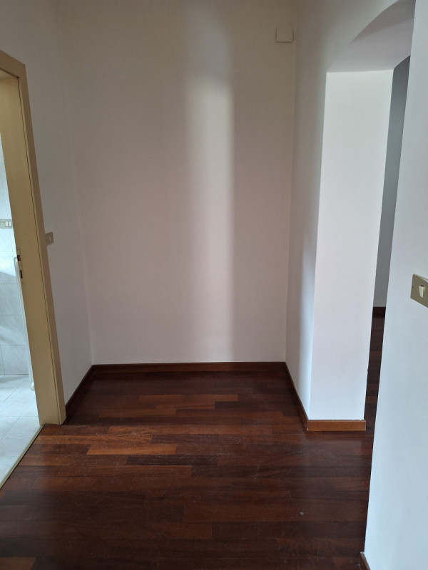 Centro Storico zona Savonarola ampio appartamento piano secondo da ARREDARE così composto: ingres...