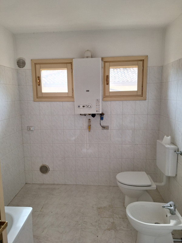 Centro Storico zona Savonarola ampio appartamento piano secondo da ARREDARE così composto: ingres...