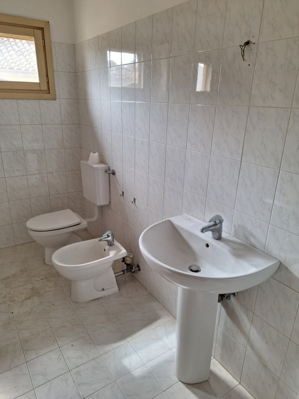 Centro Storico zona Savonarola ampio appartamento piano secondo da ARREDARE così composto: ingres...