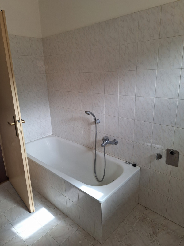 Centro Storico zona Savonarola ampio appartamento piano secondo da ARREDARE così composto: ingres...