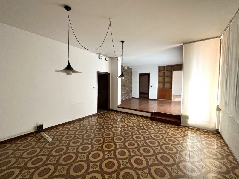 SOSSANO Centro: Complesso immobiliare che racchiude in se fabbricati di diversa tipologia e desti...