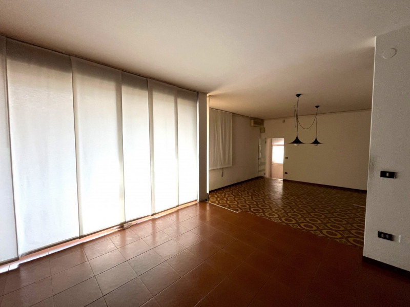 SOSSANO Centro: Complesso immobiliare che racchiude in se fabbricati di diversa tipologia e desti...