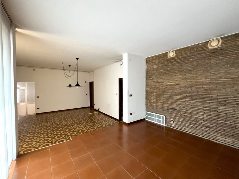 SOSSANO Centro: Complesso immobiliare che racchiude in se fabbricati di diversa tipologia e desti...