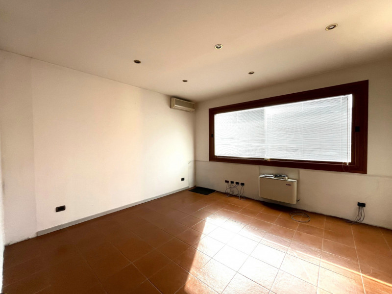 SOSSANO Centro: Complesso immobiliare che racchiude in se fabbricati di diversa tipologia e desti...